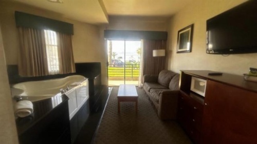 HUNTINGTON BEACH INN image 5